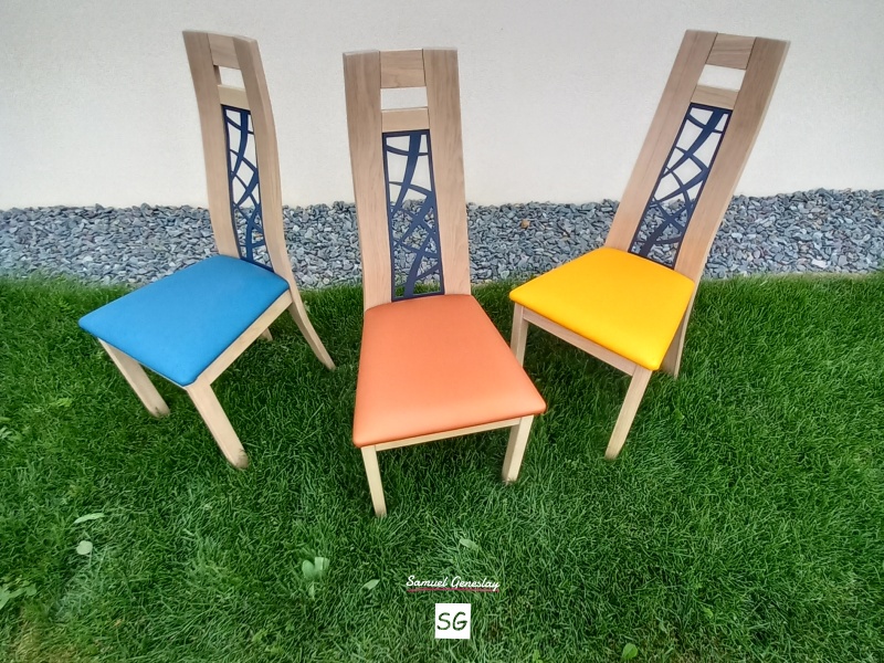 trois chaises au couleur du printemps bleu, brique et jaune réveillerons votre séjour