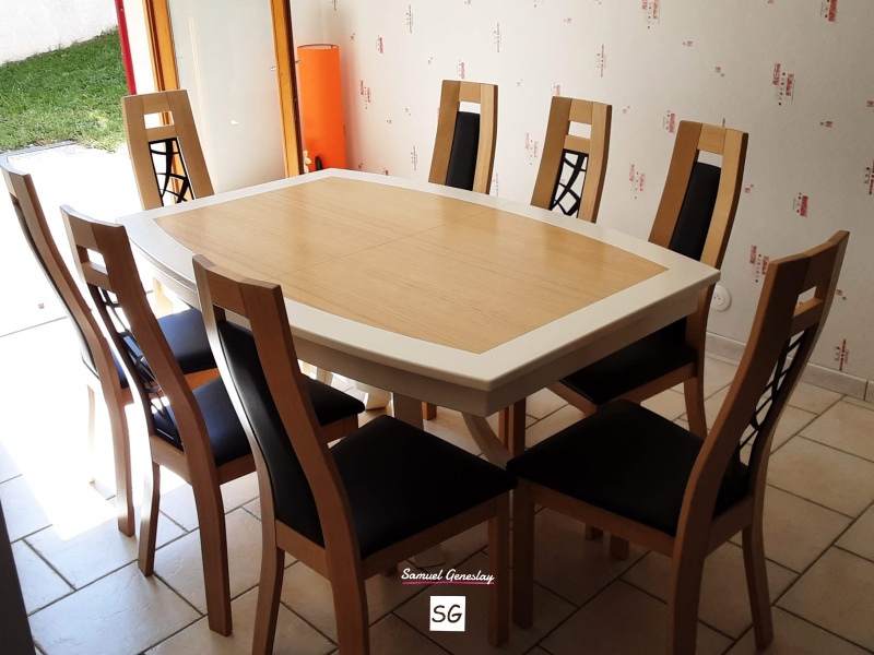 Table de salle à manger de forme tonneau avec pied central,deux allonges à l'intérieur de la table