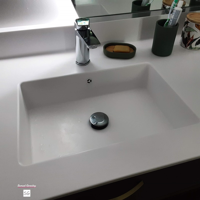 Meuble de salle de bain . vasque en résine moulé au plan de travail en résine de synthèse zéro joint.