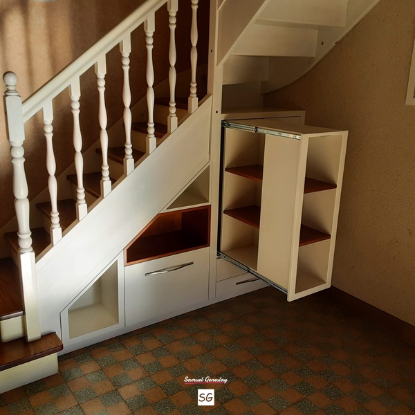 Meuble sous pente. Agencement sous escalier avec divers rangements fonctionnel. ( rangement du bois, enceinte de musique ,bibliothèque...