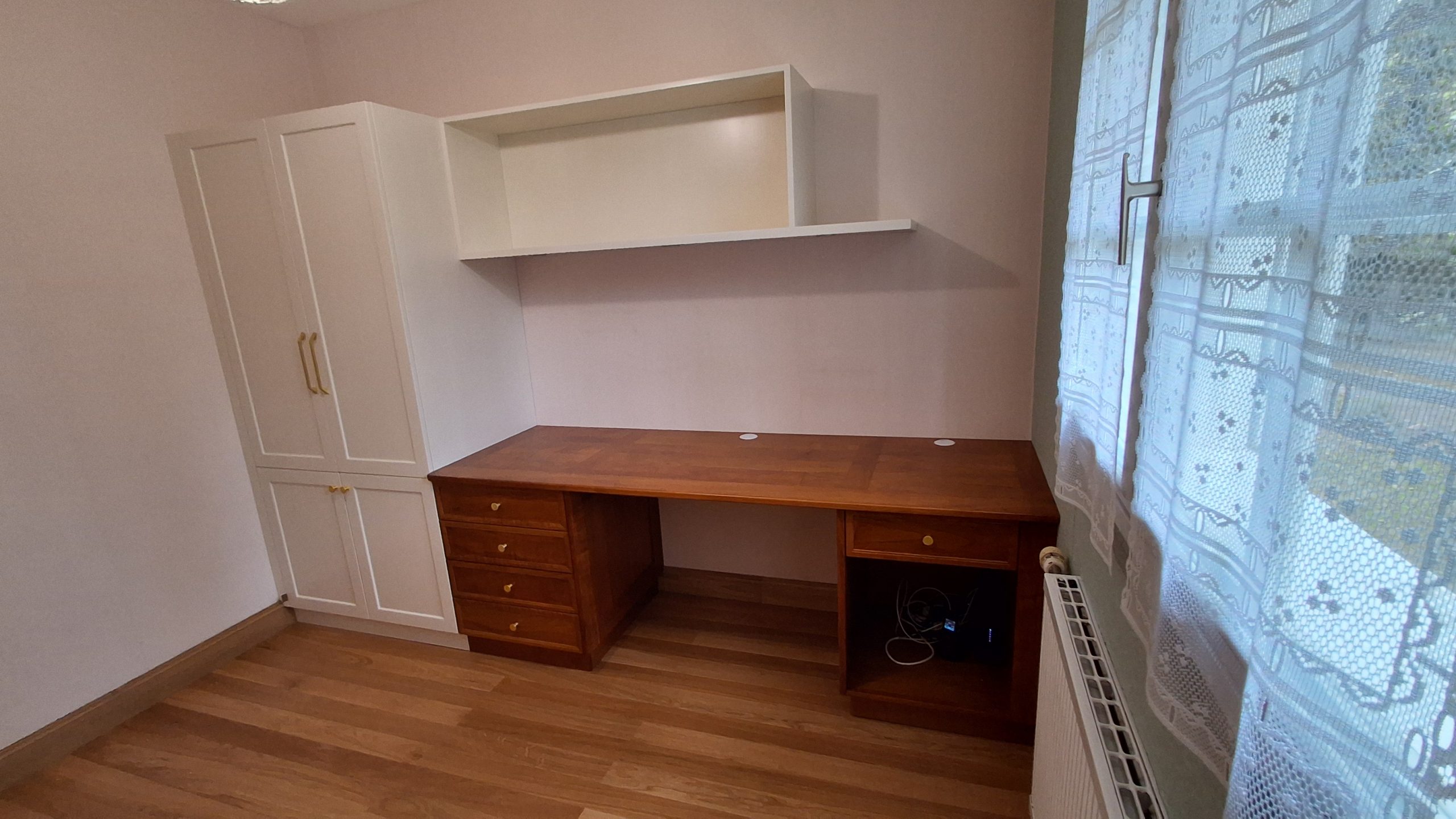 Lire la suite à propos de l’article ✨ Bureau sur mesure en merisier massif & placard en frêne blanc