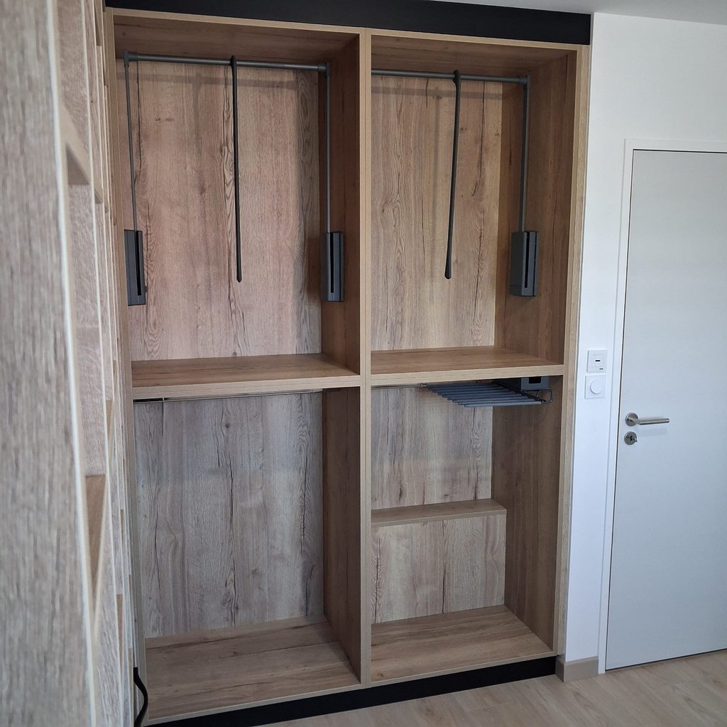 Dressing sur mesure ouvert avec une  grande partie penderie fixe et escamotable 