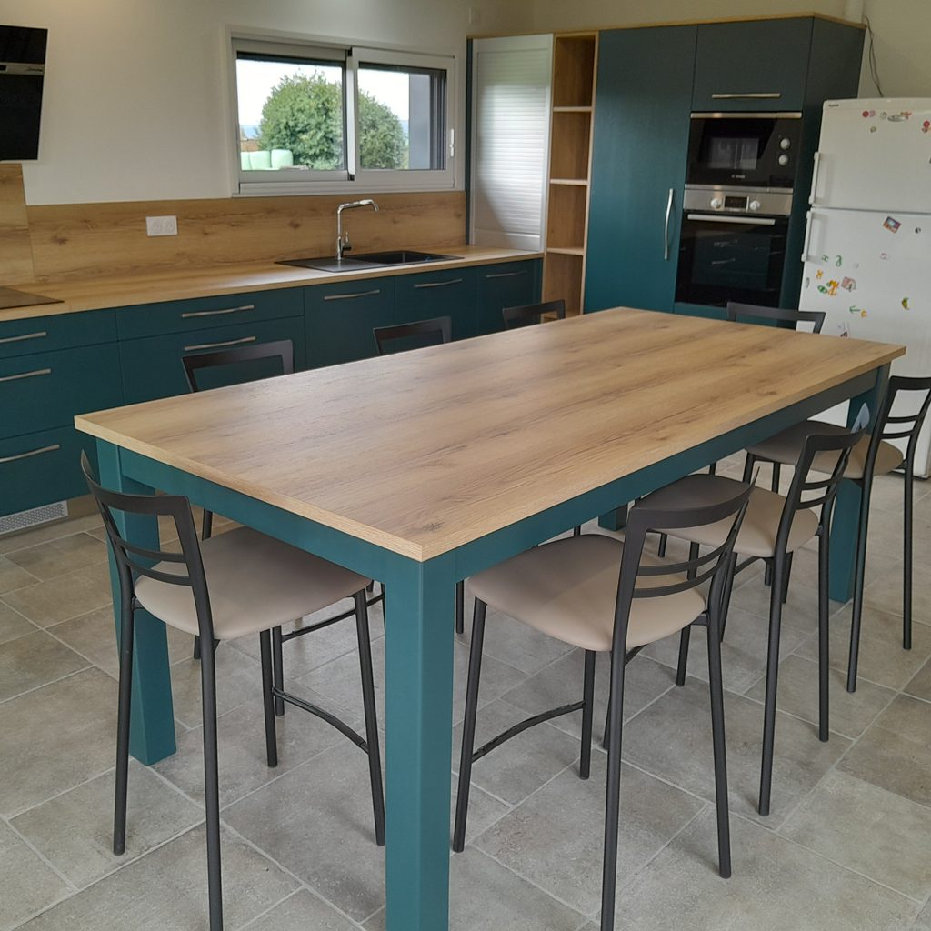 Cuisine en chêne  laqué sur mesure avec table haute fabriquée dans notre atelier en Mayenne