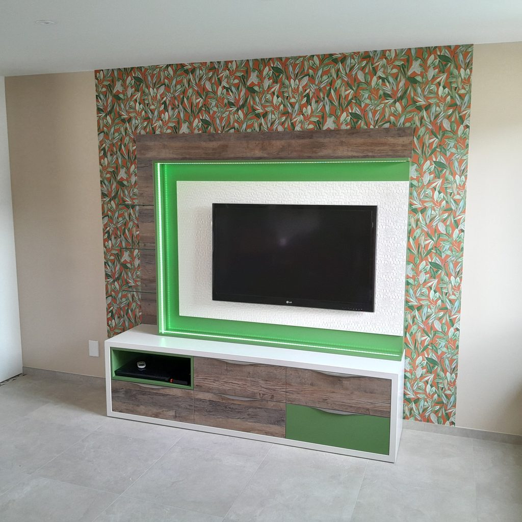 Meuble télévision sur mesure avec différents rangements fonctionnelle