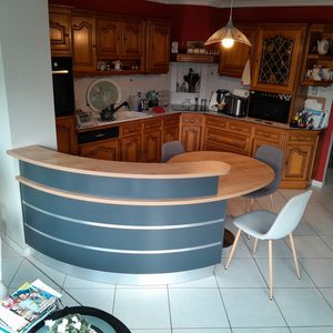 Complément de cuisine sur mesure avec cette ilot  coin repas 