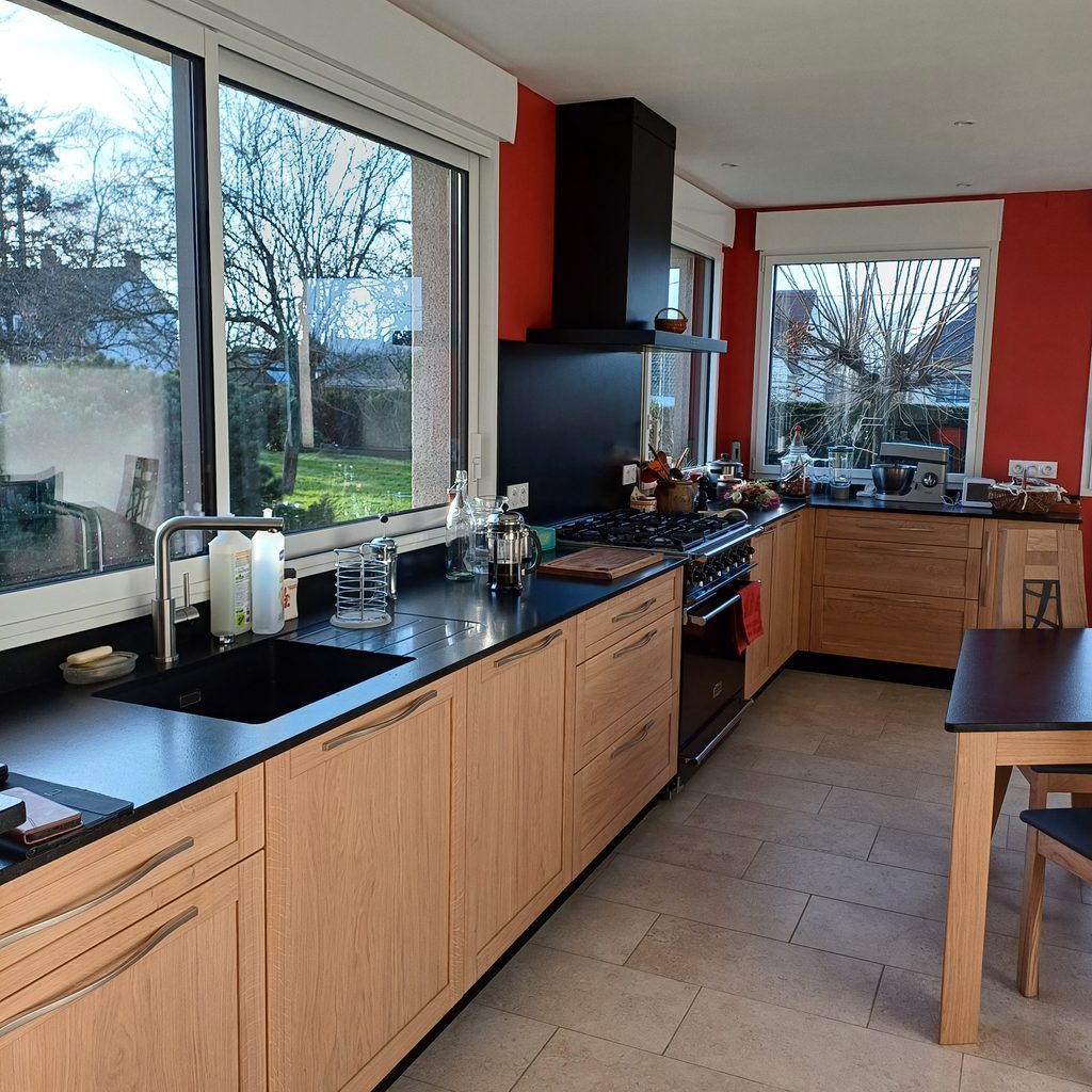 Cuisine sur mesure avec façades en bois et nombreux rangements installée à Evron en Mayenne
