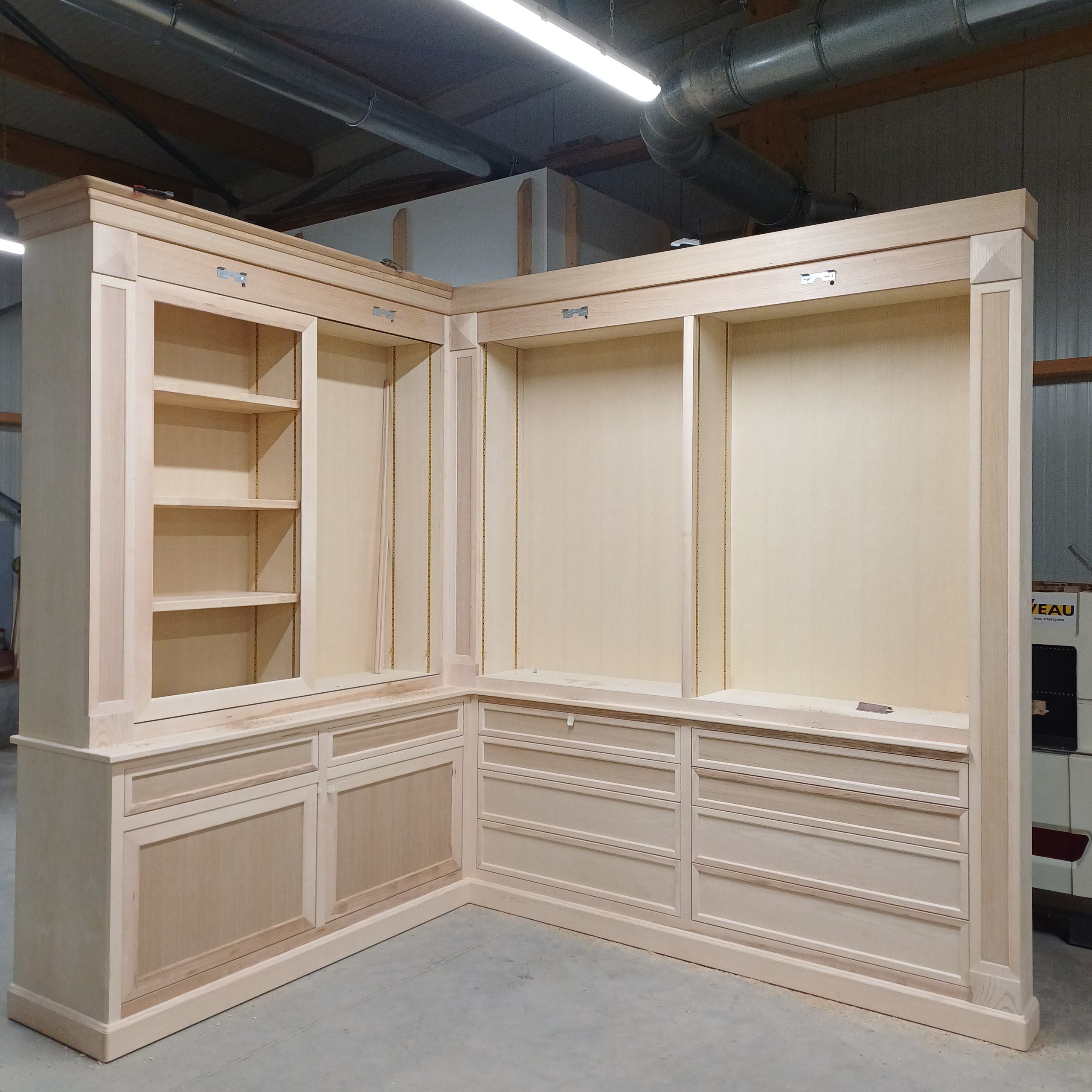 Bibliothèque en chêne sur mesure fabriquée dans notre atelier en Mayenne