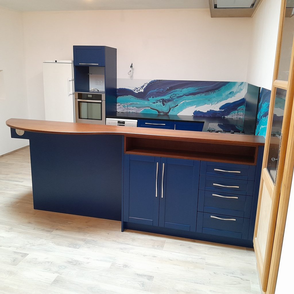 Cuisine sur mesure avec façades en bois et nombreux rangements installée à Grez en Bouère  en Mayenne