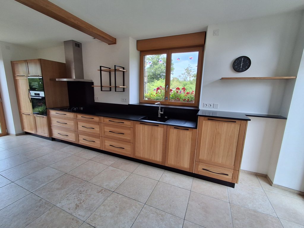 Cuisine sur mesure avec façades en bois massif et nombreux rangements