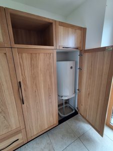 Emplacement du chauffe eau et accessibilité parfaite grâce à ce meuble de cuisine sur mesure 