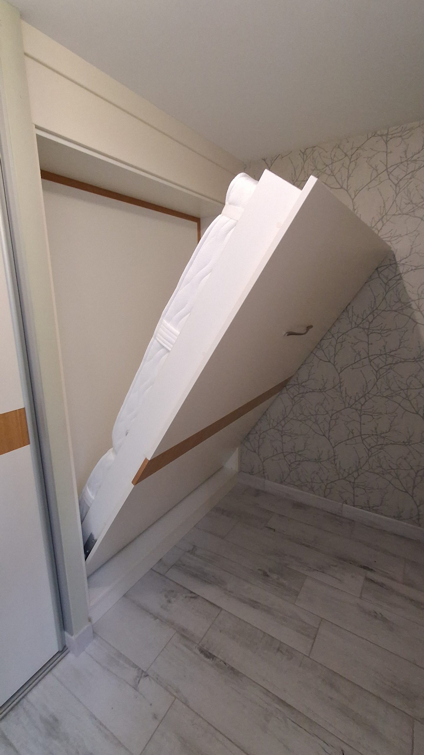 Agencement d'un lit escamotable dans le bureau avec rangements fabriqués sur mesure