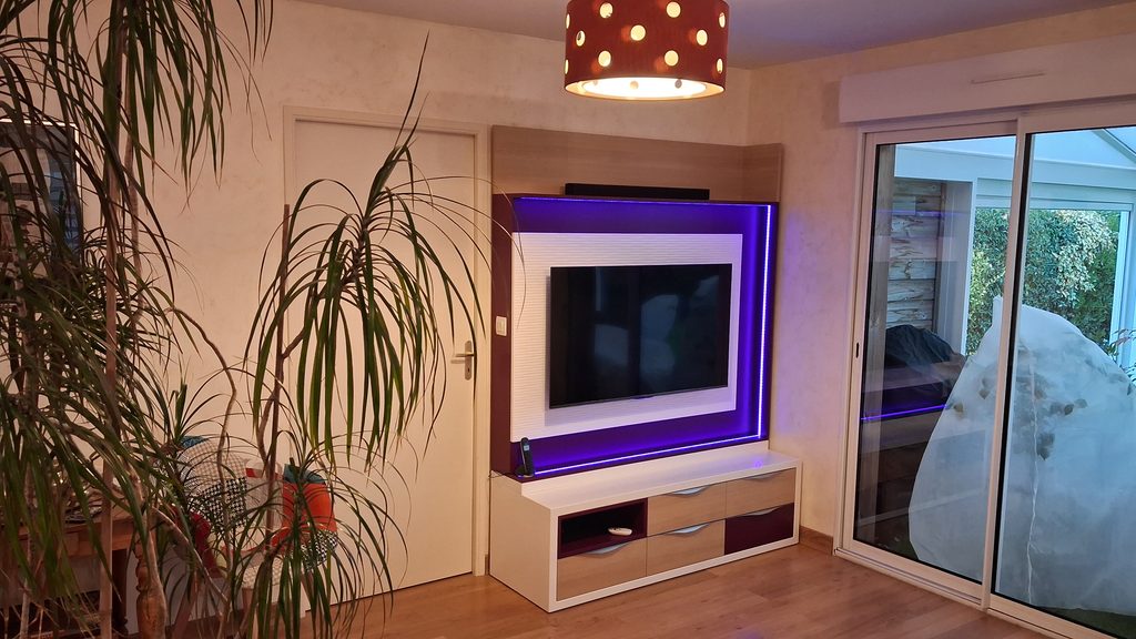 Agencement d'un Meuble de télévision avec en partie basse des tiroirs