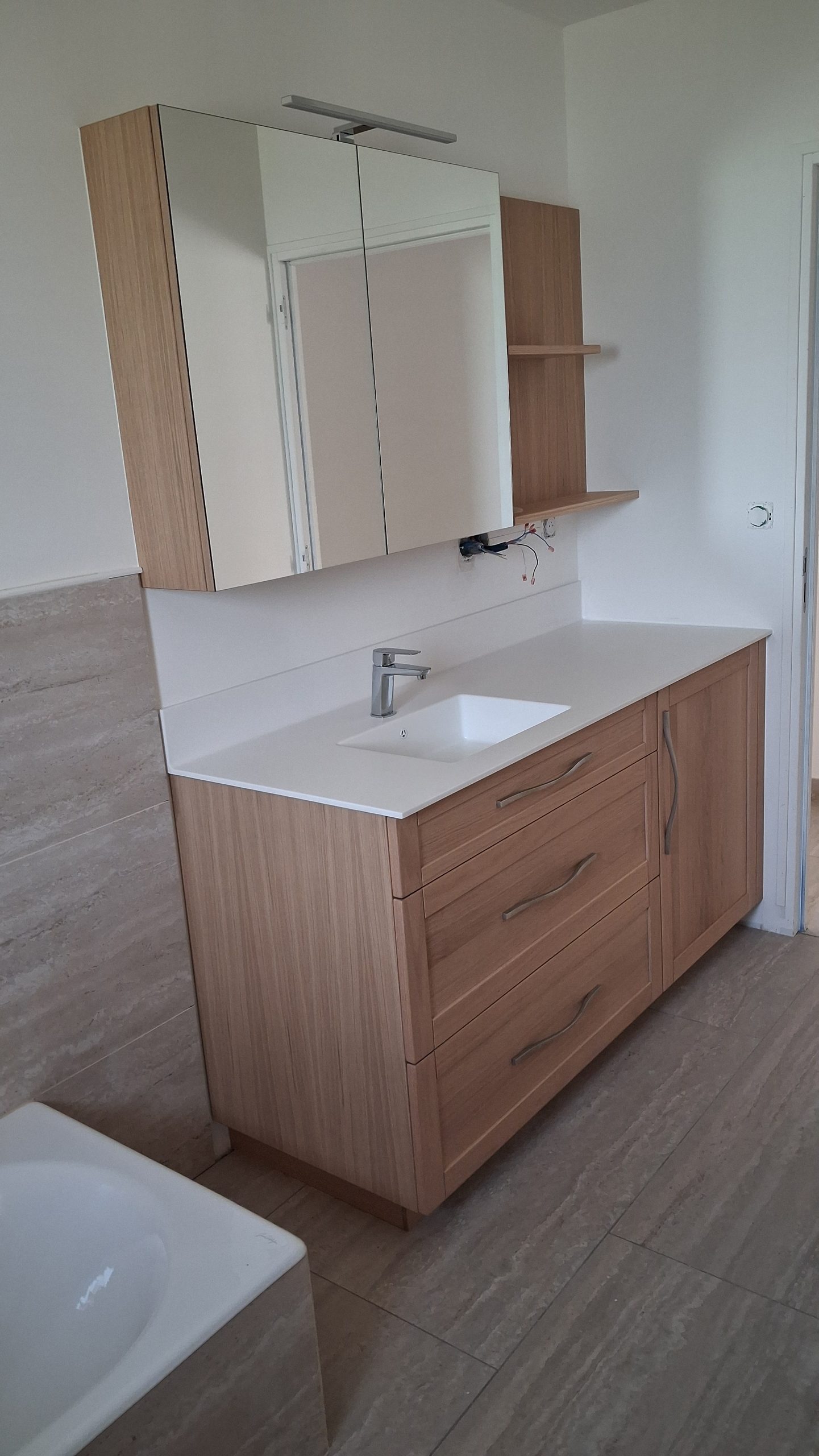 Ensemble de meuble de salle de bain sur mesure, armoire avec miroir , vasque moulé en corian et rangements en tiroirs et portes 