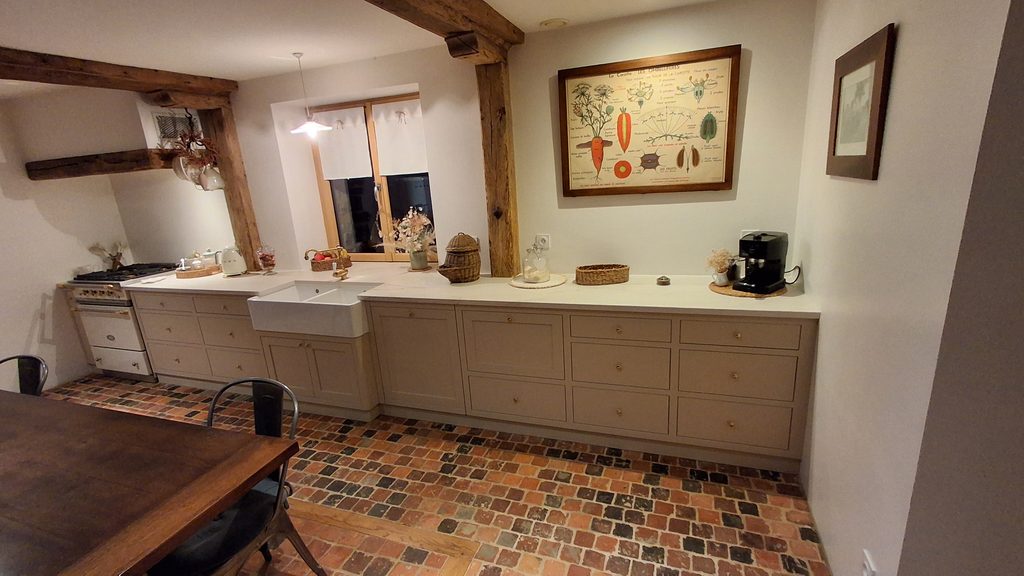 Cuisine sur mesure avec façades en bois laqué et nombreux rangements