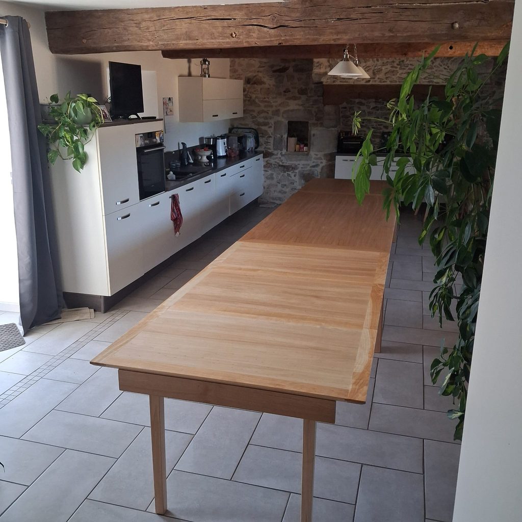 Grande table extensible sur mesure pour recevoir jusqu’à 18 personnes