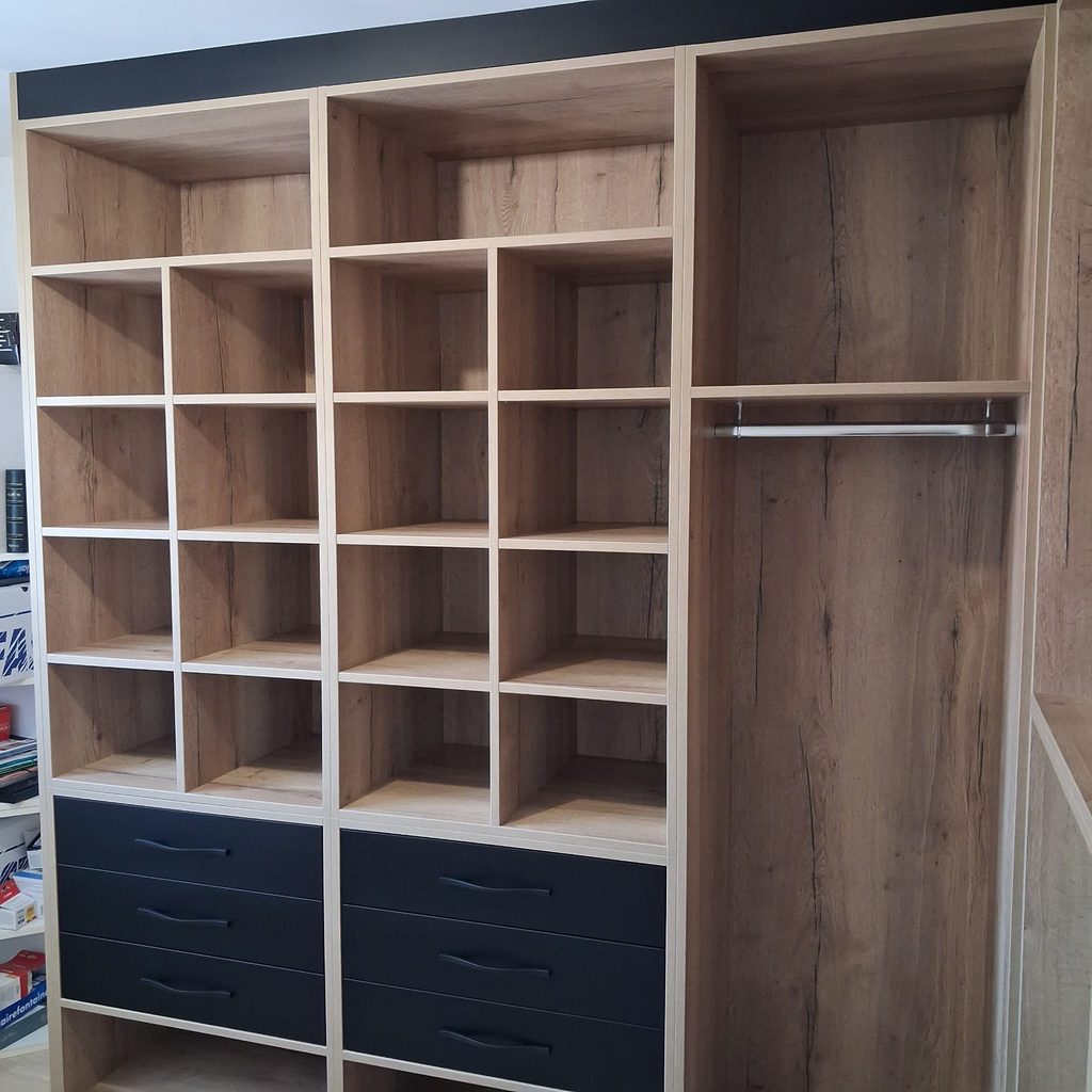 Dressing sur mesure ouvert avec étagères et tiroirs ainsi qu'une partie penderie 