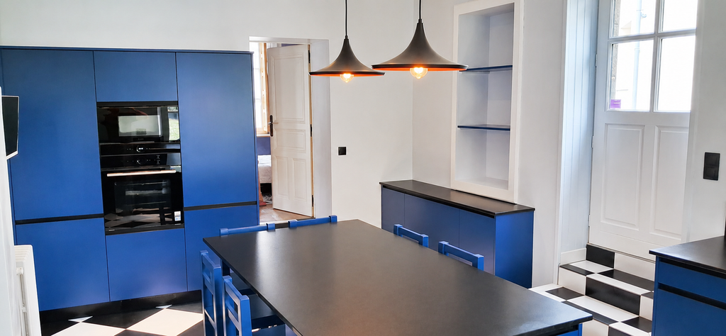 Cuisine aménagée sur mesure avec îlot central et plan de travail