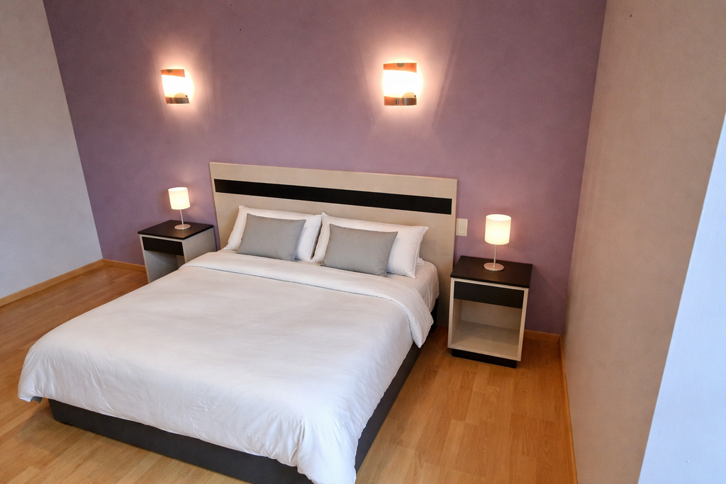Tête de lit sur mesure en bois avec chevets intégrés
