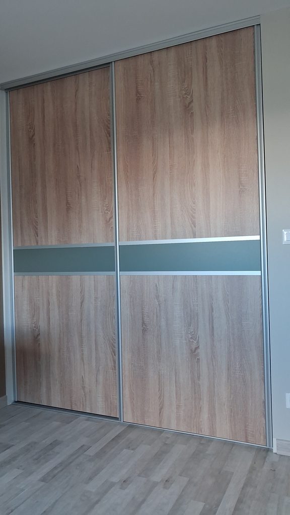 Dressing sur mesure avec porte coulissante et aménagement intérieur en  penderie, étagères et tiroirs