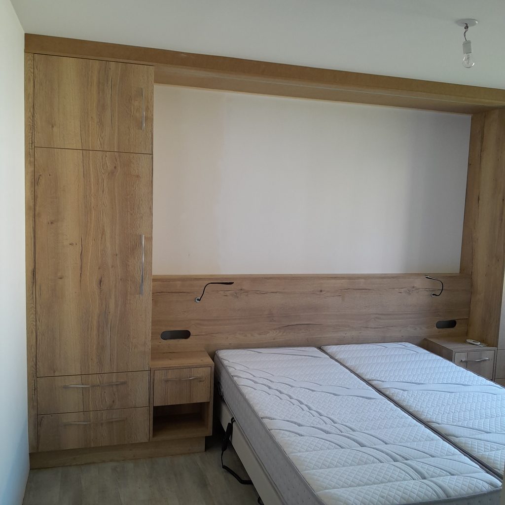 Agencement de chambre avec rangements fabriqués sur mesure