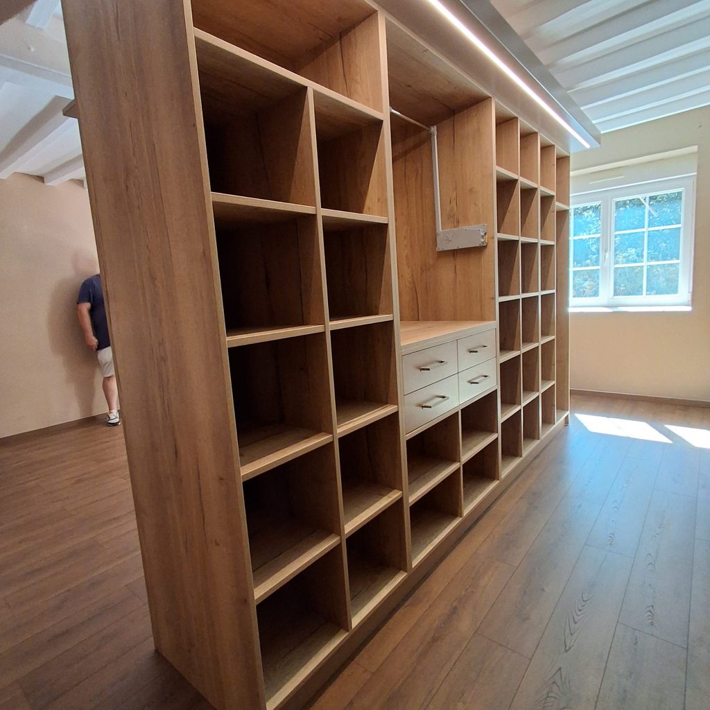 Chambre avec dressing ouvert , aménagement en étagères, tiroirs et penderie escamotable 