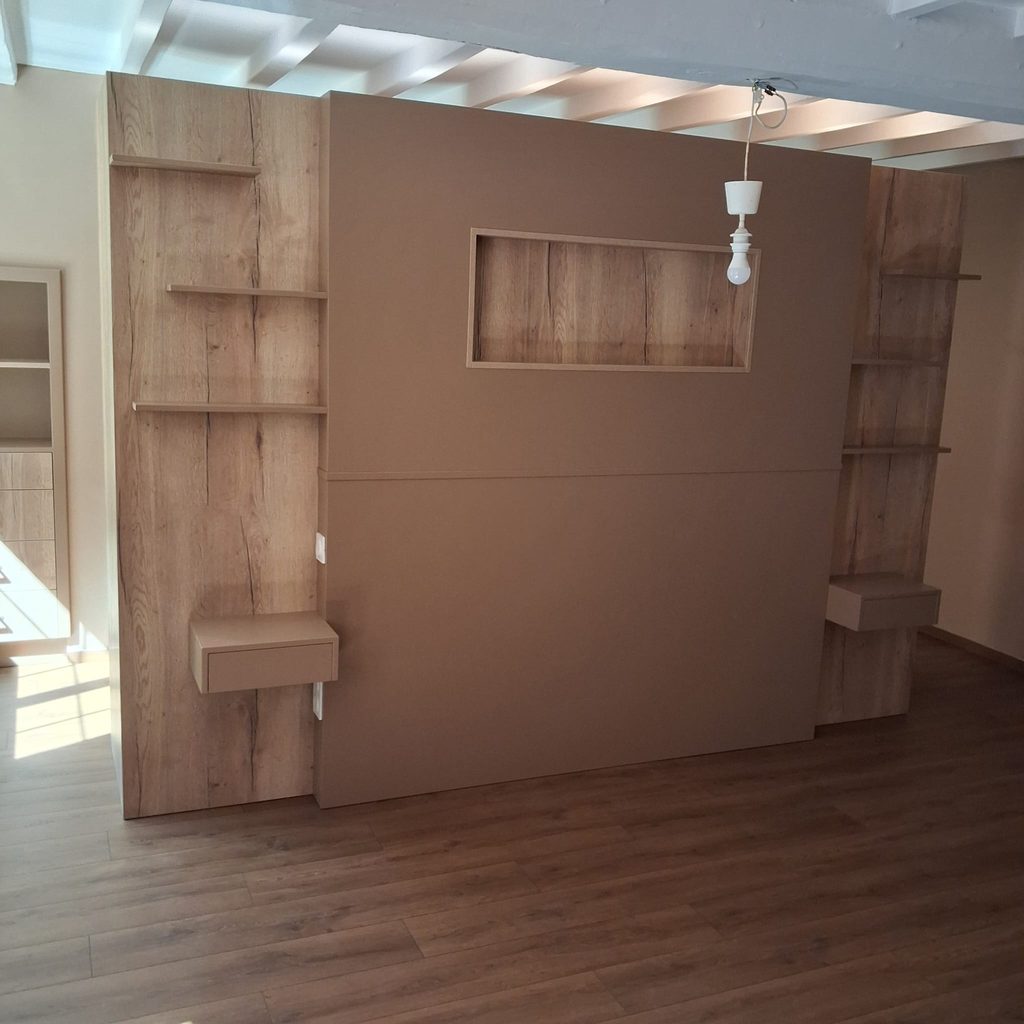 Aménagement de chambre sur mesure avec tête de lit et au dos un dressing ouvert