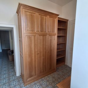 Dressing d'entrée avec porte ouverture à la française en bois massif et étagères
