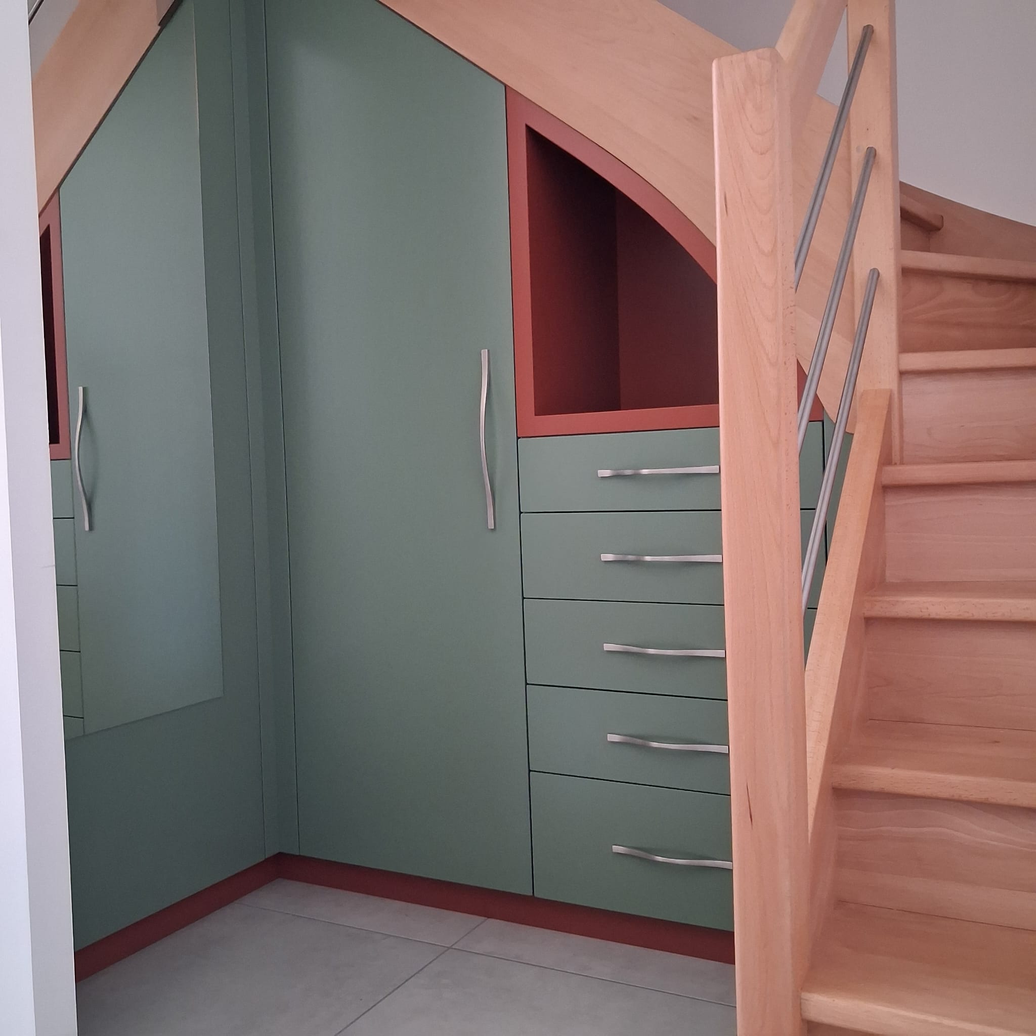 •	Meuble sous escalier sur mesure avec penderie, tiroirs et rangements