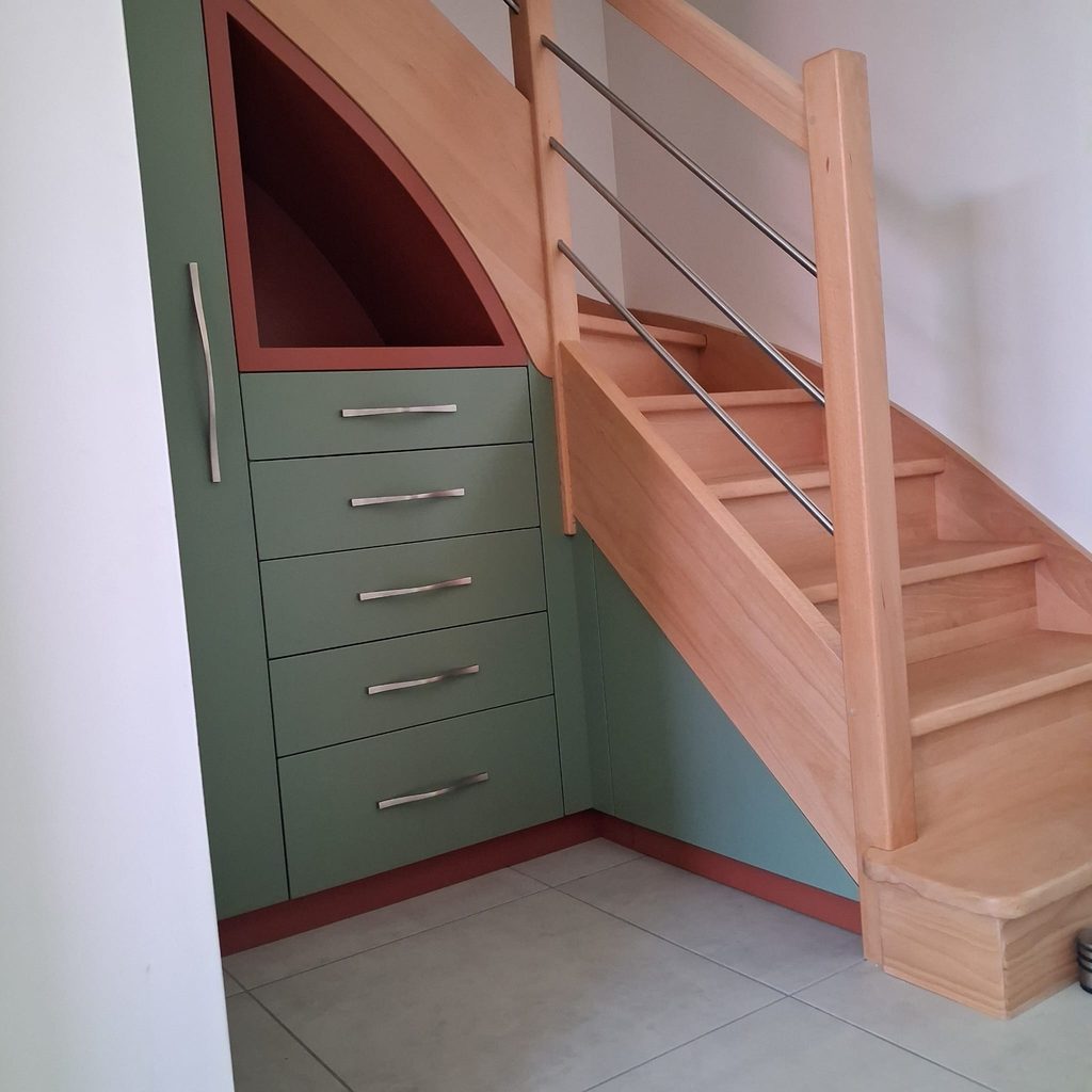 Meuble sous escalier sur mesure avec penderie, tiroirs et rangements